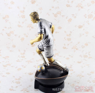 成德居樹脂工藝品 銀色人物踢球造型獎杯擺件，專業(yè)定制與批發(fā)服務(wù)