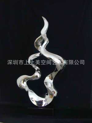 現代藝術與實用主義的融合 電鍍抽象雕塑與健身空間的和諧共生